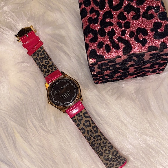 Fun pink Betsey Johnson watch💓 - Picture 3 of 4